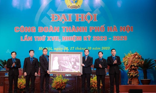 Chủ tịch Tổng Liên đoàn Lao động Việt Nam Nguyễn Đình Khang (thứ ba từ phải sang) trao tặng bức ảnh Bác Hồ cho Liên đoàn Lao động Thành phố Hà Nội. Ảnh: Hải Nguyễn
