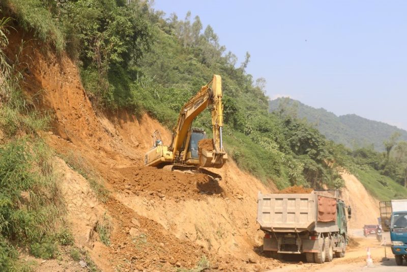 Máy móc, công nhân đang thi công tại dự án. 