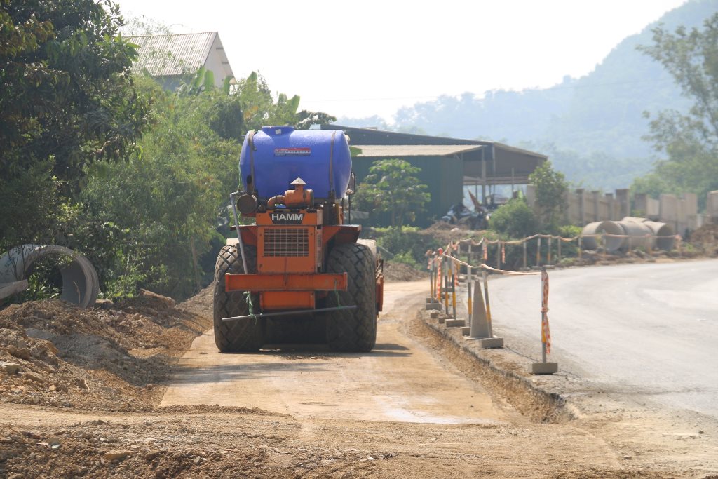 “Ngay sau khi khởi công, chúng tôi đã chỉ nhà thầu đạo máy móc, trang thiết bị vào nhanh chóng thi công để đảm bảo tiến độ. Đồng thời, yêu cầu các nhà thầu phải đảm bảo giao thông thông suốt khi thi công” - ông Kiên cho biết.