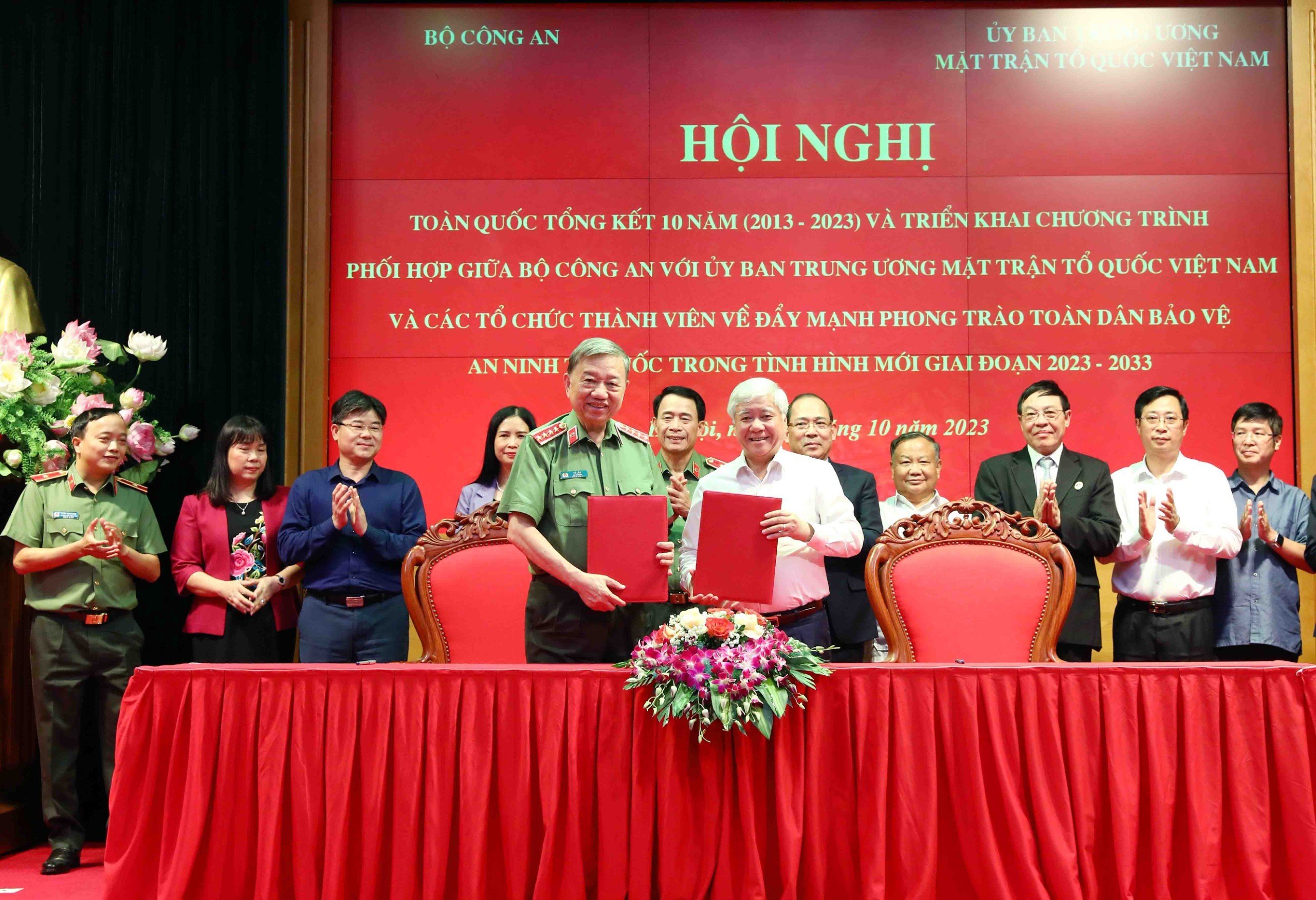 Bộ trưởng Tô Lâm và Chủ tịch Uỷ ban Trung ương MTTQ Việt Nam ký Chương trình phối hợp. Ảnh: P.Kiên