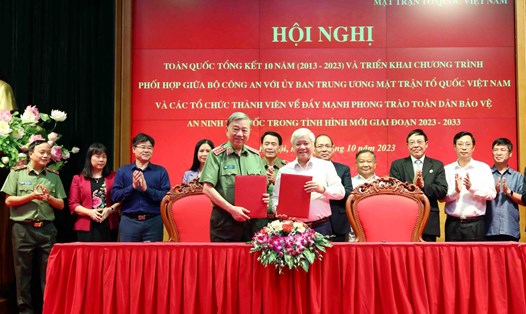 Bộ trưởng Tô Lâm và Chủ tịch Uỷ ban Trung ương MTTQ Việt Nam ký Chương trình phối hợp. Ảnh: P.Kiên