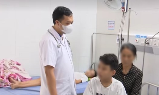 Các em học sinh lớp 4A1, Trường Tiểu học thị trấn Tiền Hải đang điều trị tại Bệnh viện Đa khoa huyện Tiền Hải vào chiều 29.9. Ảnh cắt từ clip