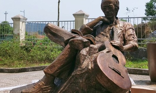 Bức tượng cố nhạc sĩ Trịnh Công Sơn đang được bảo quản ở Trung tâm Công viên cây xanh Huế. Ảnh: Lê Như Chinh.