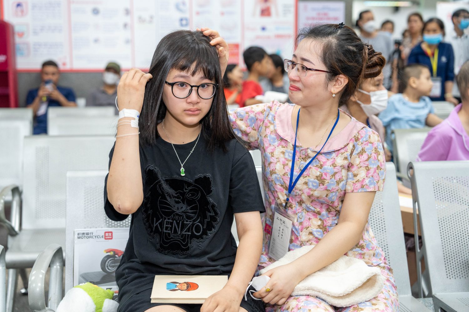 “Tôi vẫn sẽ nuôi tóc để tiếp tục hiến tóc cho mọi người!”, chị Hiền quả quyết. Còn Diệu Thảo bày tỏ: “Cháu rất hạnh phúc. Cháu cảm ơn mọi người rất nhiều!”. Ảnh: Gia Thắng