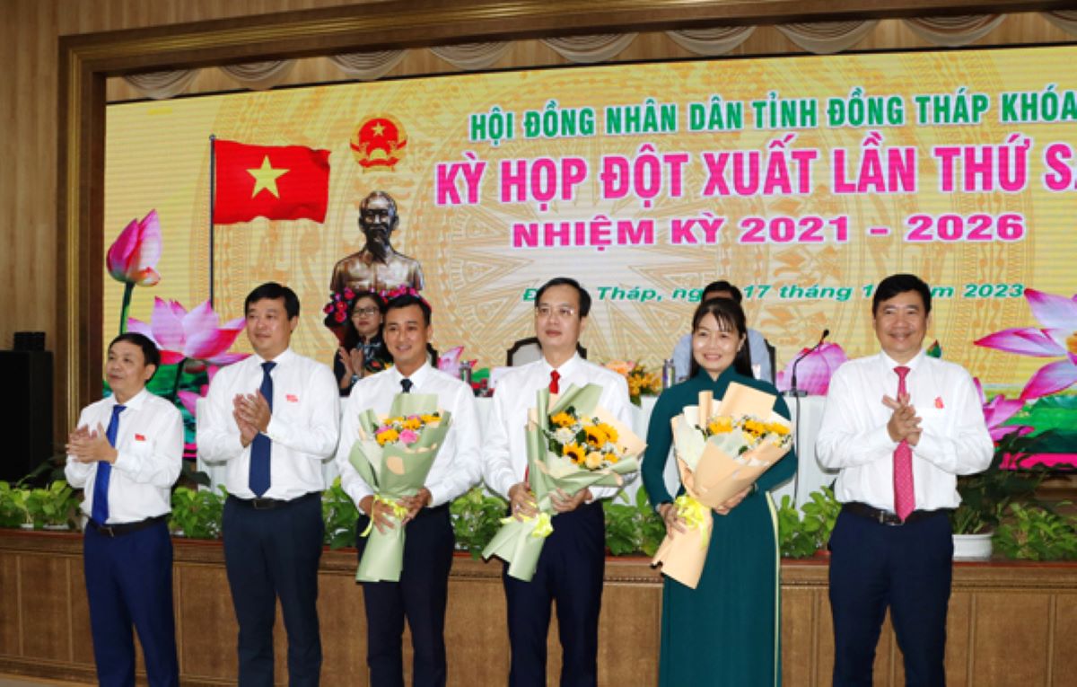Ông Trần Trí Quang (thứ 3, phải sang) được bầu giữ chức vụ Phó Chủ tịch UBND tỉnh Đồng Tháp). Ảnh: Nguyệt Ánh