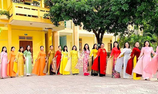 Các cô giáo trường Tiểu học Quỳnh Thiện A rạng rỡ trong trang phục áo dài ngày làm việc đầu tuần. Ảnh: Hoàng Mai

