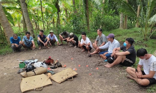 Công an tỉnh Vĩnh Long bắt quả tang 12 đối tượng tụ tập đá gà ăn thua bằng tiền ở một vườn dừa tại huyện Vũng Liêm. Ảnh: Công an cung cấp