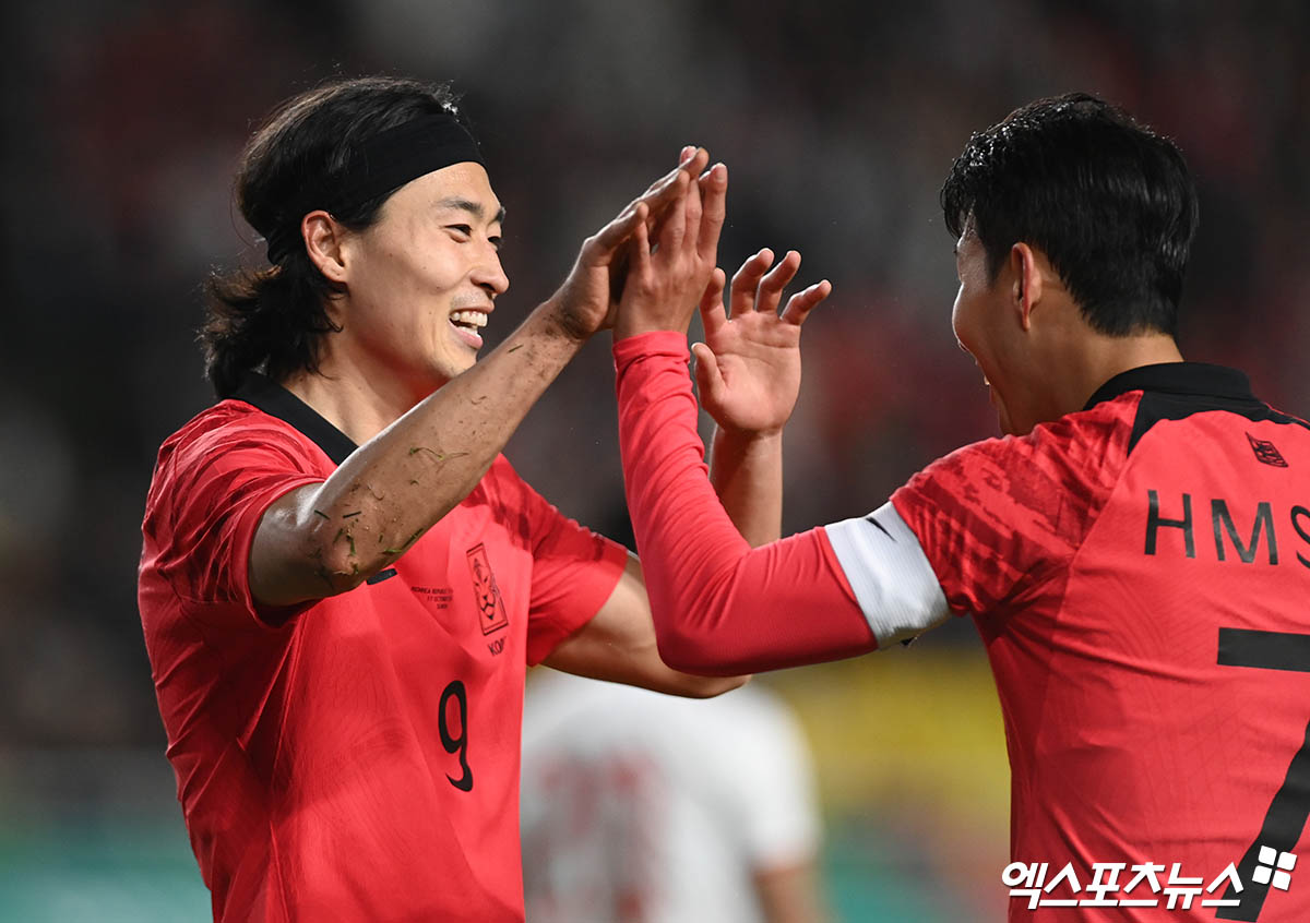 Son Heung-min (phải) góp dấu giày vào bàn thắng thứ ba. Ảnh: Xportsnews