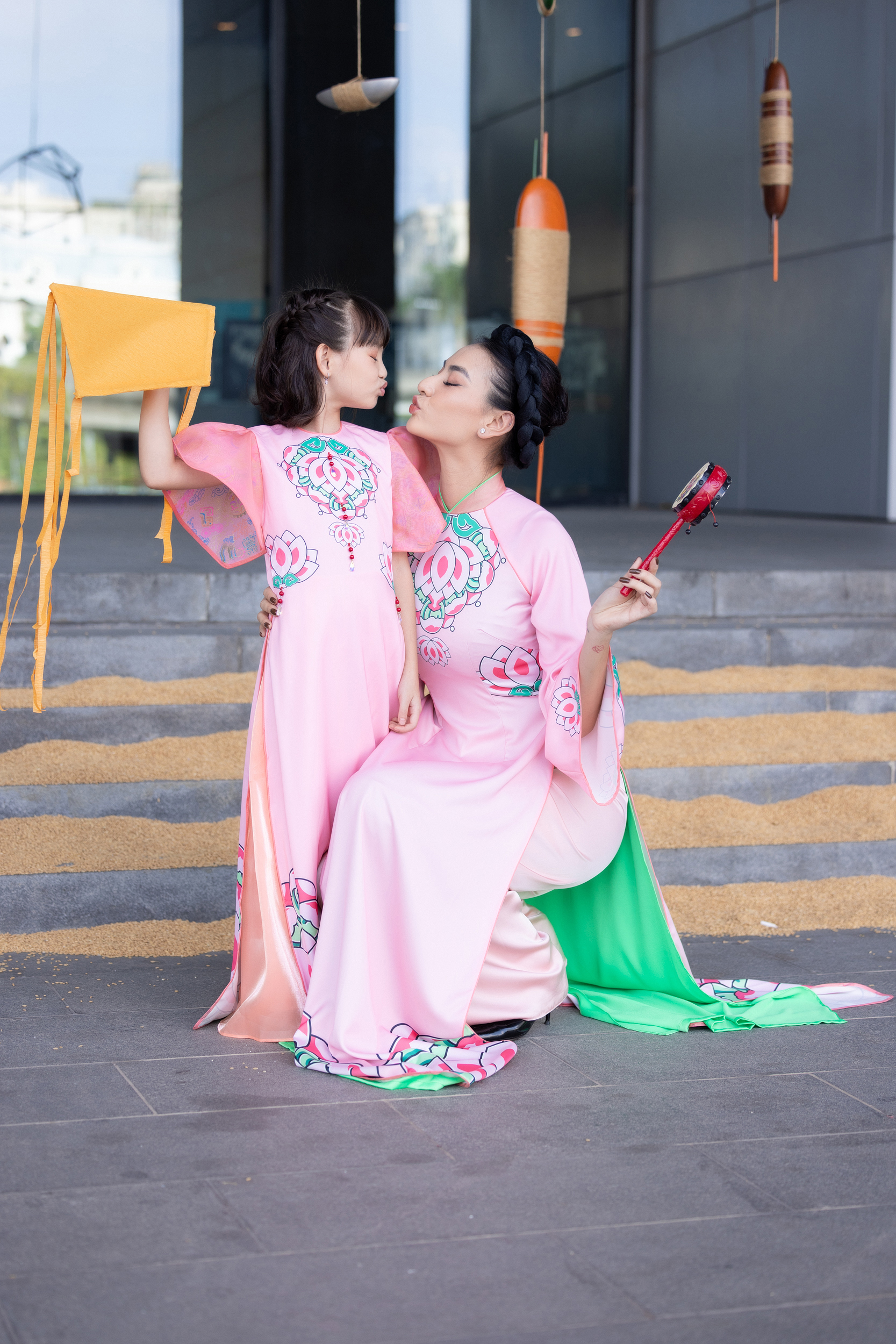 Siêu mẫu Hồng Quế và con gái cũng đến ủng hộ Hoa hậu Ngọc Hân tham gia Lễ hội Áo dài 