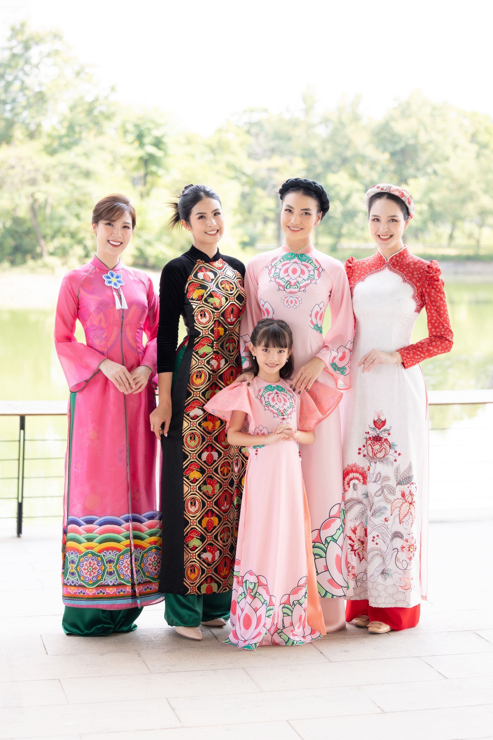 Hoa hậu Áo dài Phí Thùy Linh (ngoài cùng bên trái) 