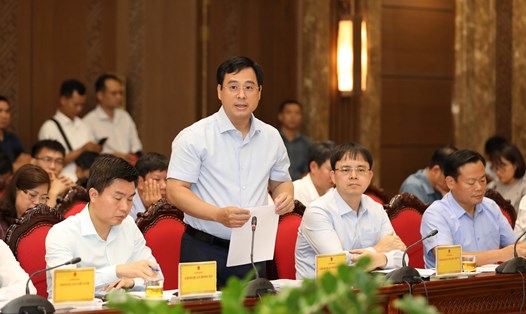 Chủ tịch UBND quận Hoàng Mai Nguyễn Minh Tâm phát biểu tại phiên giải trình. Ảnh: HĐND Hà Nội