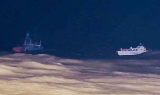 Lực lượng BĐBP Quảng Bình tiếp cận tàu cá bị nạn. Ảnh: BĐBP Quảng Bình cung cấp
