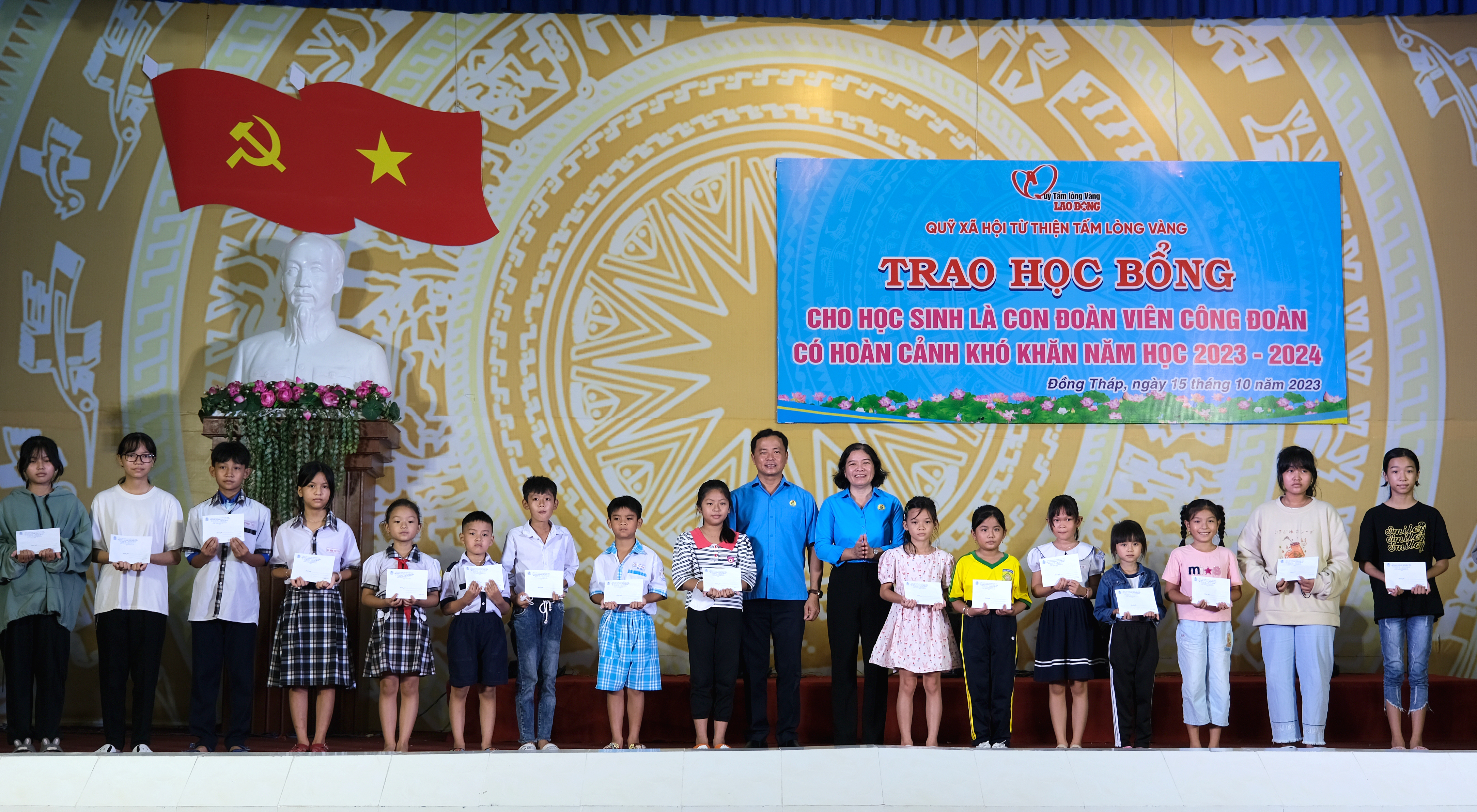 Phát học bổng Quỹ XHTT Tấm lòng Vàng tại tỉnh Đồng Tháp. Ảnh: Phong Linh