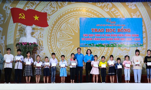 Phát học bổng Quỹ XHTT Tấm lòng Vàng tại tỉnh Đồng Tháp. Ảnh: Phong Linh