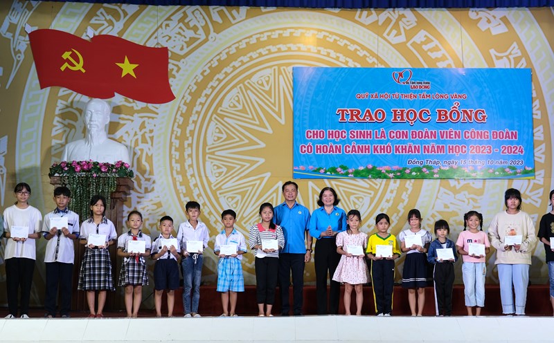 Phát học bổng Quỹ XHTT Tấm lòng Vàng tại tỉnh Đồng Tháp. Ảnh: Phong Linh