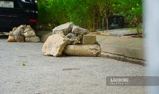 Nhiều người dân sống quanh chung cư Kim Văn - Kim Lũ cho biết, họ phải kéo đá tảng, bê tông và thậm chí là thùng rác để ngăn ôtô dừng đỗ trong khu vực sinh hoạt công cộng nhưng không mấy hiệu quả. Ảnh: Tùng Giang