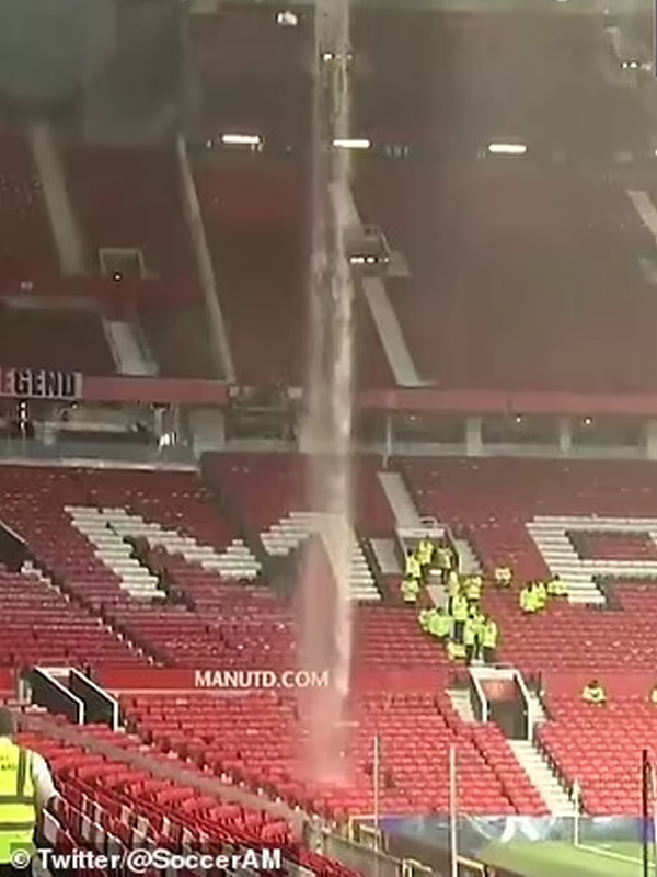 Người hâm mộ Man United từng quay lại được cảnh sân Old Trafford bị dột. Ảnh: Twitter/SoccerAM