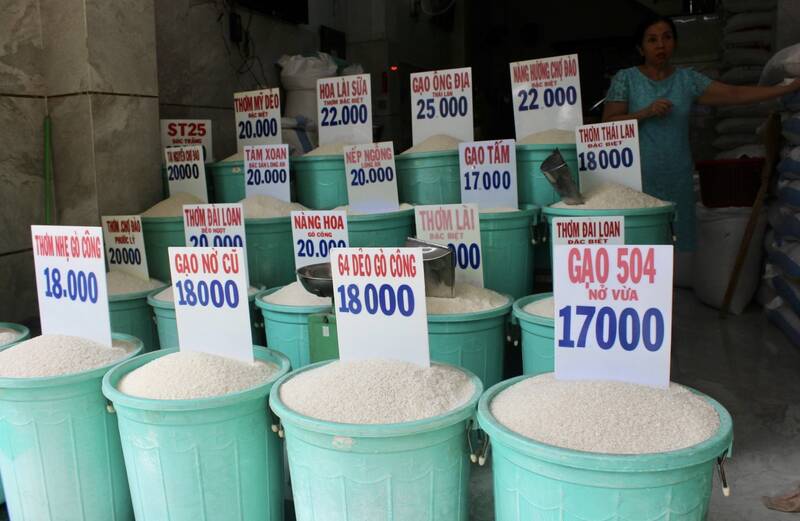 Giá gạo tại các cửa hàng bán lẻ ở TPHCM rục rịch tăng. Ảnh: Như Quỳnh