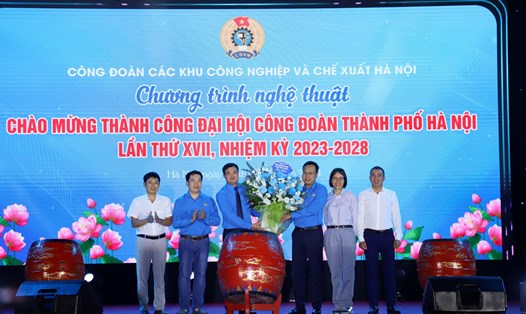 Chương trình nghệ thuật chào mừng thành công Đại hội XVII Công đoàn Thành phố Hà Nội được tổ chức tại Khu nhà ở công nhân (Đông Anh) vào tối 17.10. Ảnh: Kim Chung