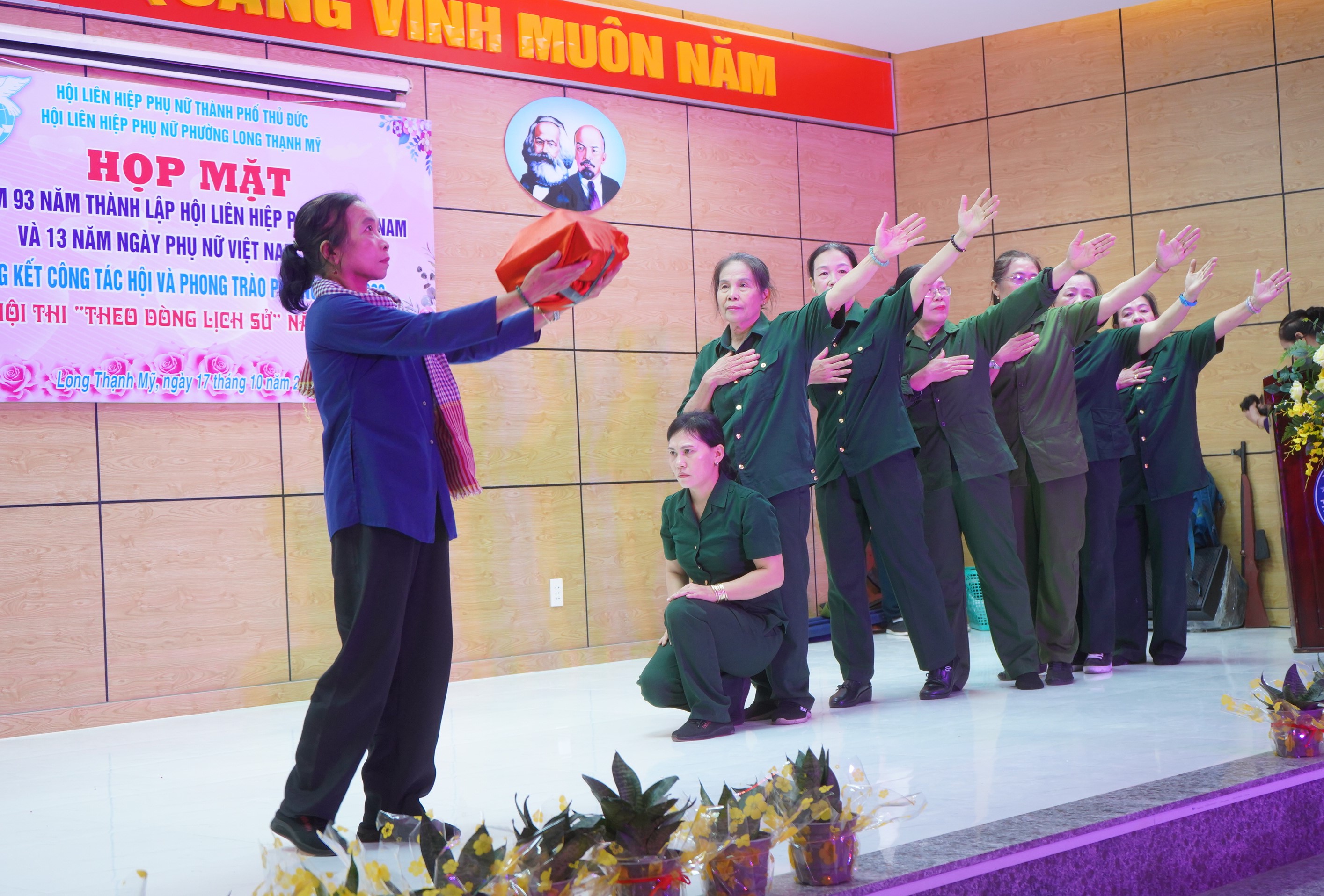 Tác phẩm dự thi tại Hội thi "Theo dòng lịch sử". Ảnh: Huỳnh Phương