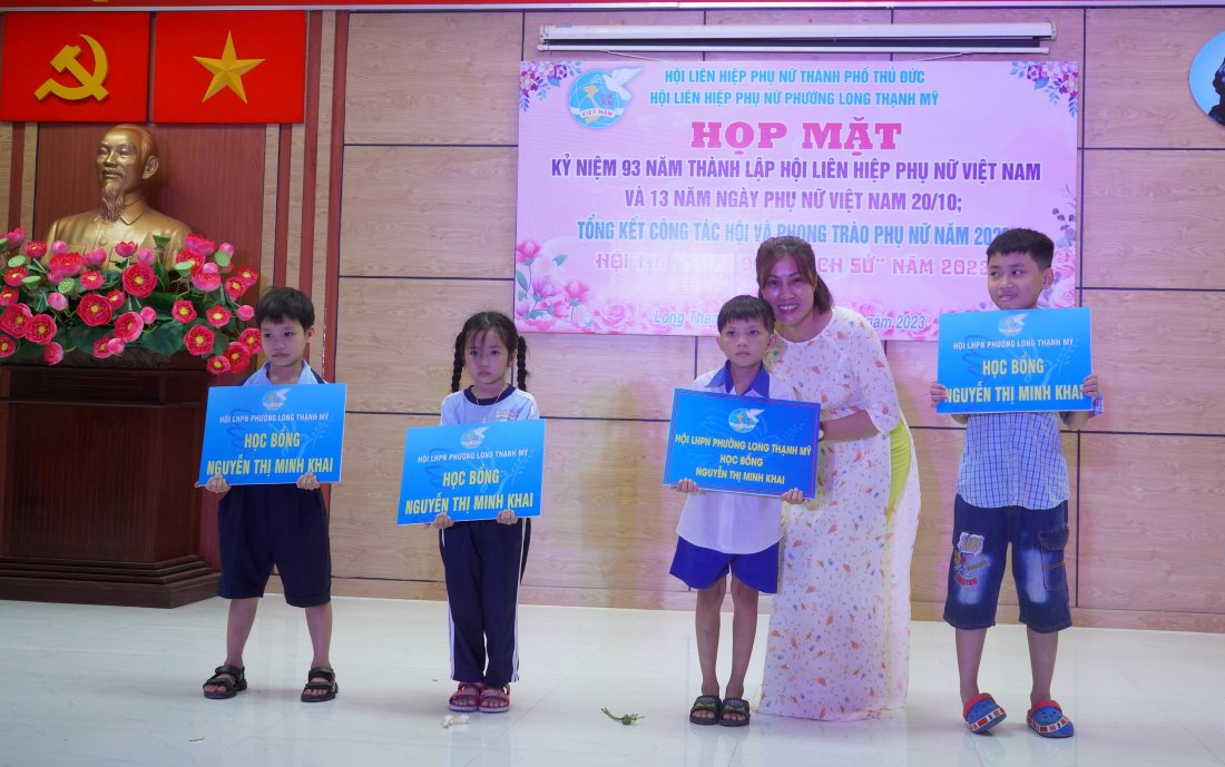 Bà ng trao học bổng Nguyễn Thị Minh Khai cho các em học sinh khó khăn. Ảnh: Huỳnh Phương