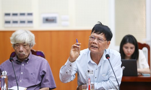 Nhà văn Dương Hướng (bên phải), thành viên của Hội đồng Chung khảo đánh giá cao chất lượng của các tác phẩm tham gia cuộc thi. Ảnh: Tô Thế