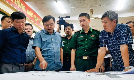Thứ trưởng Bộ NNPTNT Nguyễn Hoàng Hiệp (thứ hai từ trái sang) chỉ đạo công tác tìm kiếm 13 ngư dân mất tích. Ảnh Hoàng Bin.