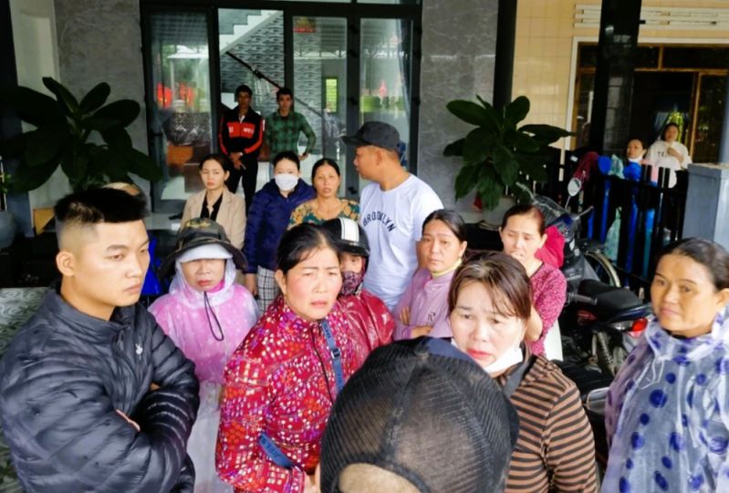 Nhiều thân nhân ngư dân trên 2 tàu cá bị chìm tại xã Tam Giang, huyện Núi Thành, Quảng Nam nóng lòng nghe ngóng tin tức từ lực lượng cứu hộ. Ảnh Thanh Nhất. 