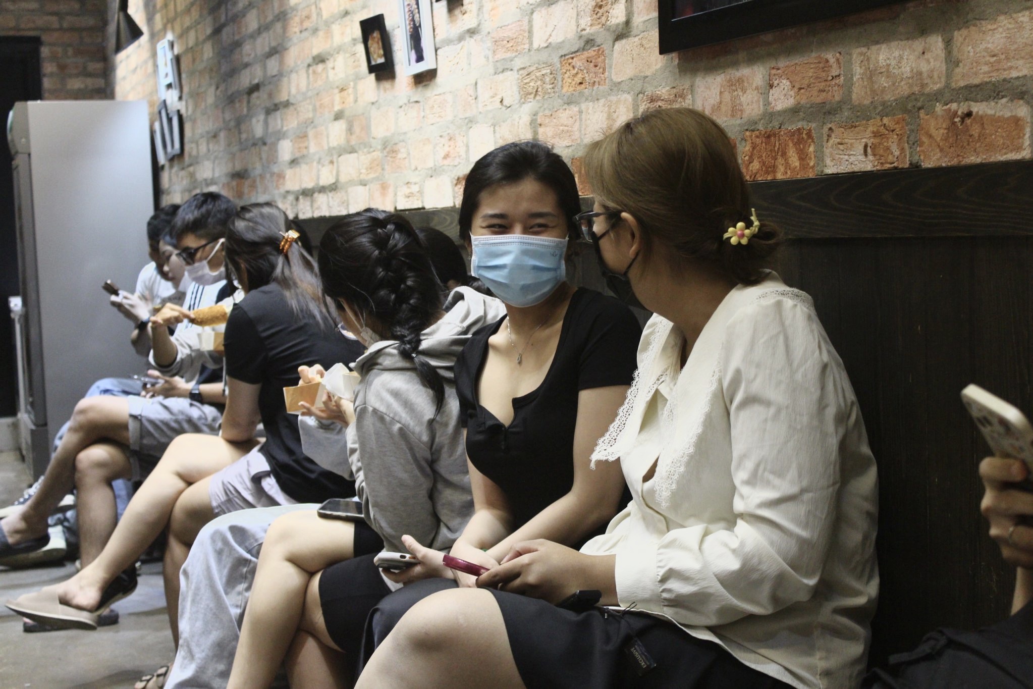 Ở một số cửa hàng bánh đồng xu phô mai nổi tiếng, muốn thưởng thức bánh, khách hàng phải xếp hàng dài chờ mua. Ảnh: Như Quỳnh