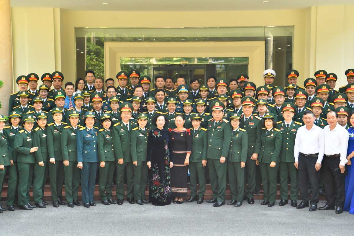 Thường trực Ban Bí thư Trương Thị Mai chụp ảnh cùng các đại biểu dự Đại hội Công đoàn Quân đội lần thứ X ngày 17.10. Ảnh: T.Vương