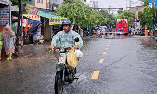 Hệ thống thoát nước ở Đà Nẵng chưa được tính toán đến biến đổi khí hậu khiến đường biến thành sông sau những trận mưa lớn. Ảnh: Mỹ Linh