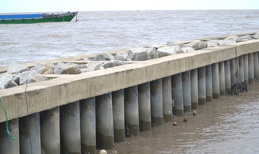 Hệ thống kè đã góp phần ngăn chặn tình trạng sạt lở nghiêm trọng ở các xã ven biển huyện An Minh. Ảnh: Nguyên Anh