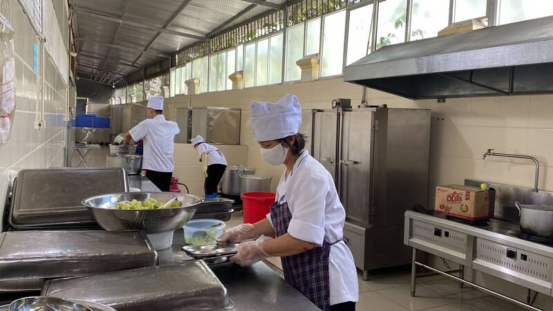 Nhân viên Công ty Hoa Sữa đang chuẩn bị bữa ăn bán trú cho học sinh. Ảnh: Thùy Linh