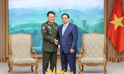 Thủ tướng Chính phủ Phạm Minh Chính tiếp Tổng Tư lệnh Quân đội Hoàng gia Campuchia, Đại tướng Vong Pisen. Ảnh: VGP