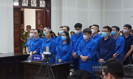 Tòa án nhân dân tỉnh Quảng Ninh tuyên án đối với 17 bị cáo trong vụ án “Vi phạm quy định về đấu thầu gây hậu quả nghiêm trọng”, “Đưa nhận hối lộ” xảy ra tại Sở Giáo dục đào tạo tỉnh Quảng Ninh. Ảnh: Diệu Hoàng