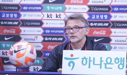 Huấn luyện viên Troussier tiếc nuối về kết quả trận giao hữu giữa tuyển Việt Nam và Hàn Quốc. Ảnh: VFF