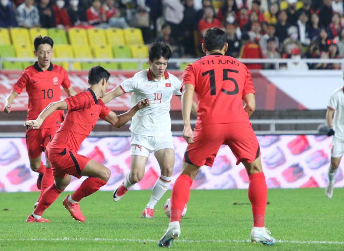Đội tuyển Việt Nam thua 0-6 trước tuyển Hàn Quốc ở dịp FIFA Days tháng 10. Ảnh: VFF