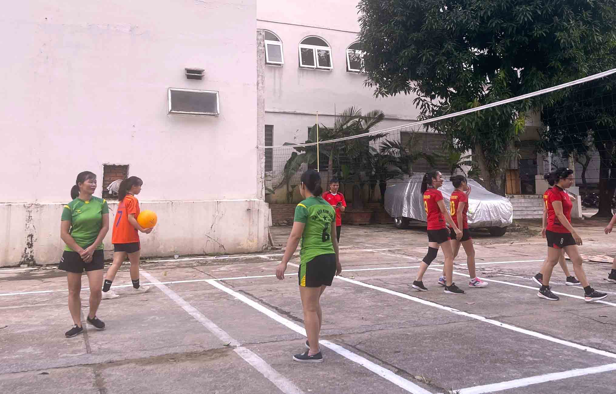 Đội bóng chuyền hơi nữ công đoàn Công ty cổ phần Sài Gòn - Kim Liên giao hữu với đội Khách sạn Tecco Sky Vinh. Ảnh: Như Ý