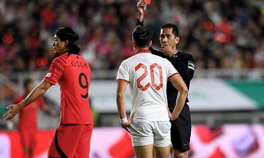 Bùi Hoàng Việt Anh nhận thẻ đỏ trong trận đấu giữa tuyển Việt Nam và Hàn Quốc. Ảnh: Naver