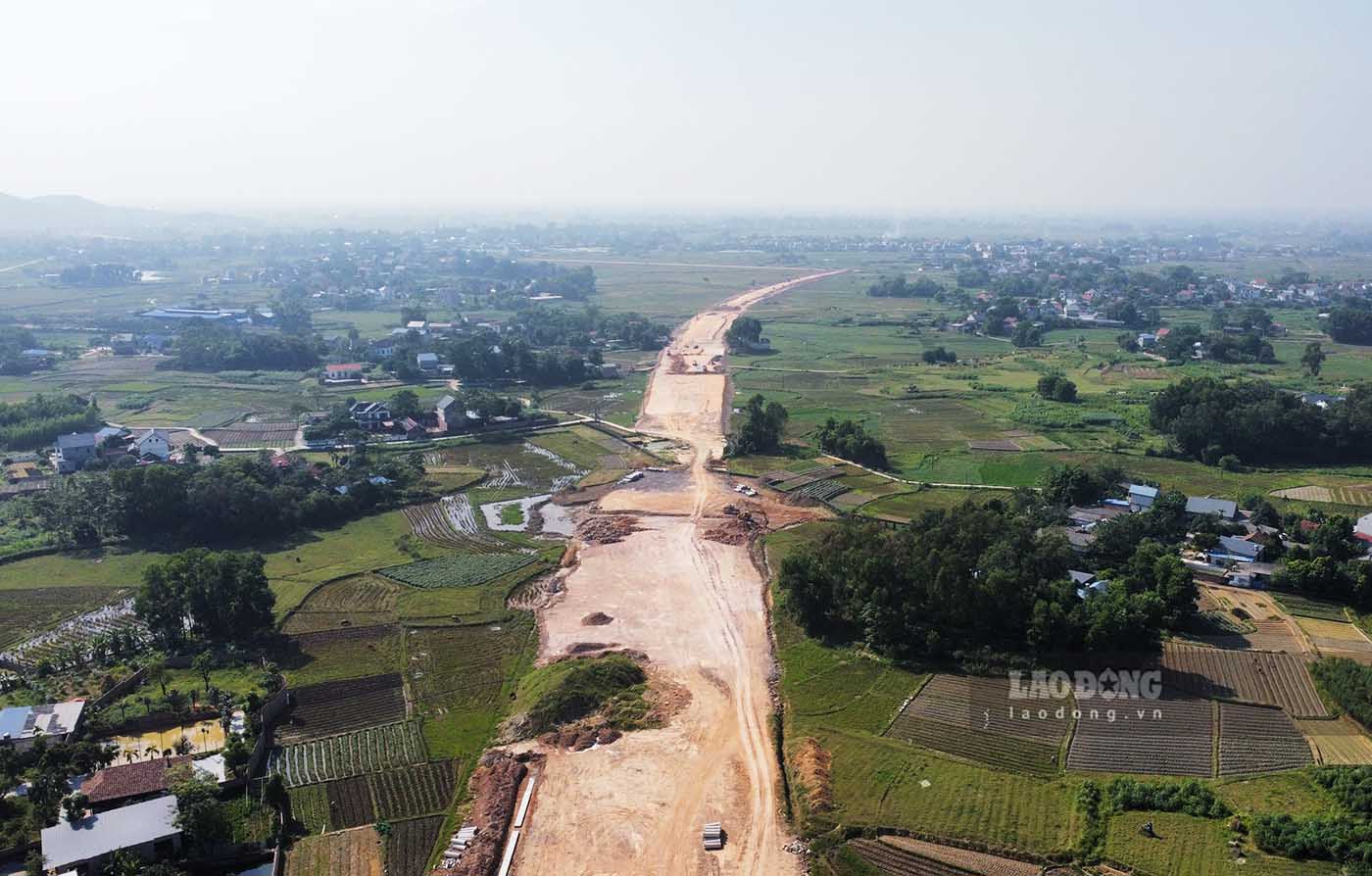 Ngày 17.10, ghi nhận của PV tại khu vực điểm đầu dự án đi qua phường Đồng Tiến (TP Phổ Yên), sau hơn 1 năm thi công hình hài tuyến đường nghìn tỉ đã bắt đầu hình thành. Đoạn đầu tuyến đường sẽ kết nối với tỉnh Bắc Giang.
