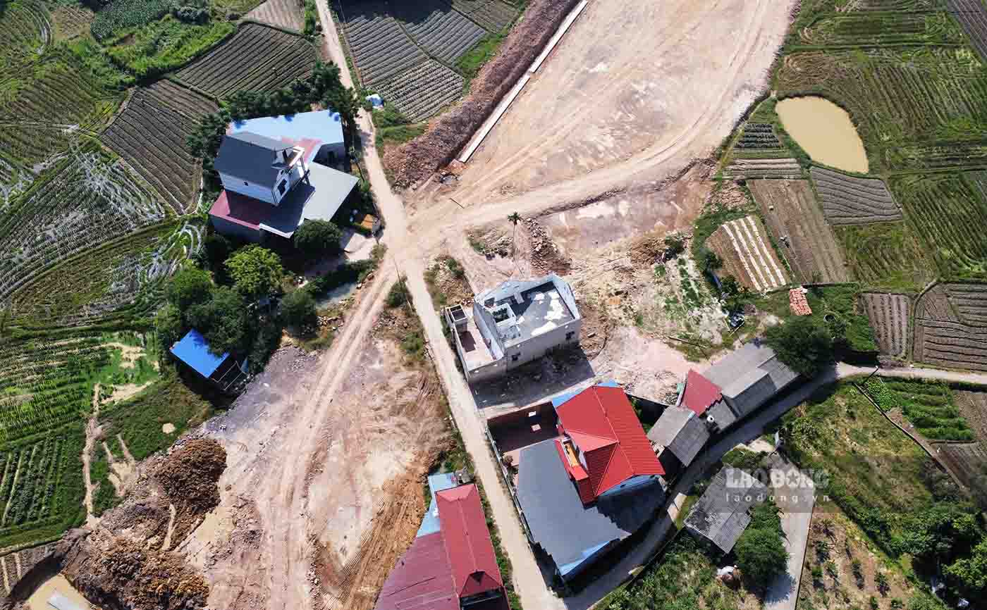 Tuy nhiên, đoạn đi qua TP Phổ Yên cũng còn một số  công trình nhà dân chưa phá dỡ, bàn giao mặt bằng ảnh hưởng tới tiến độ thi công.