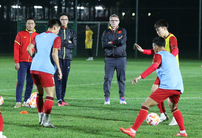 Huấn luyện viên Troussier và tuyển Việt Nam đang chịu áp lực rất lớn từ dư luận. Ảnh: VFF