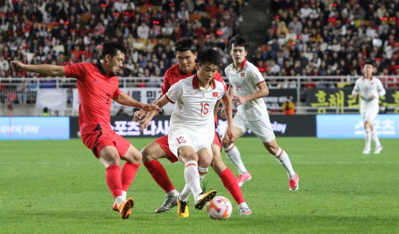 Thua Hàn Quốc 0-6 nhưng các cầu thủ trẻ cho thấy một số điểm tích cực trong lối chơi. Ảnh: VFF