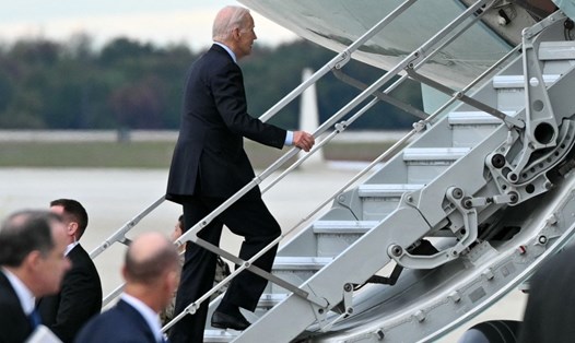 Tổng thống Mỹ Joe Biden lên chuyên cơ Air Force One ở Maryland ngày 17.10 để đi tới Israel. Ảnh: AFP