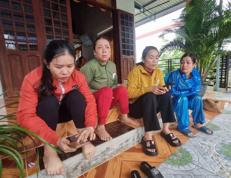 Ở quê nhà Tam Giang, Núi Thành, Quảng Nam, thân nhân các ngư dân mất tích trắng đêm ngóng tin tức từ người thân. Ảnh Hoàng Bin