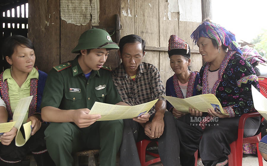 Trung úy Nguyễn Hữu Thọ - Đội trưởng Đội vận động quần chúng, Đồn biên phòng Pa Tần cho biết: “Bên cạnh việc tuyên truyền về tác hại của ma túy, chúng tôi còn tuyên truyền lồng ghép các văn kiện pháp lý bảo vệ biên giới.