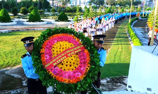 Đoàn đại biểu tiến vào lễ đài Nghĩa trang Liệt sĩ tỉnh Đồng Tháp. Ảnh: Tùng Linh