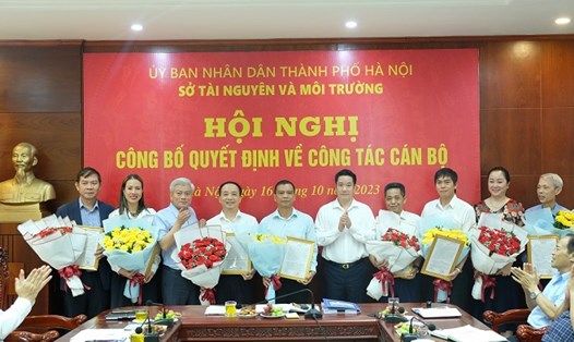 Giám đốc Sở Tài nguyên Môi trường Hà Nội Nguyễn Huy Cường trao Quyết định bổ nhiệm, điều động 8 đồng chí