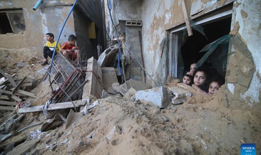 Nhà cửa bị hư hại trong các cuộc không kích của Israel ở Rafah, phía nam Dải Gaza, ngày 15.10.2023. Ảnh: Xinhua