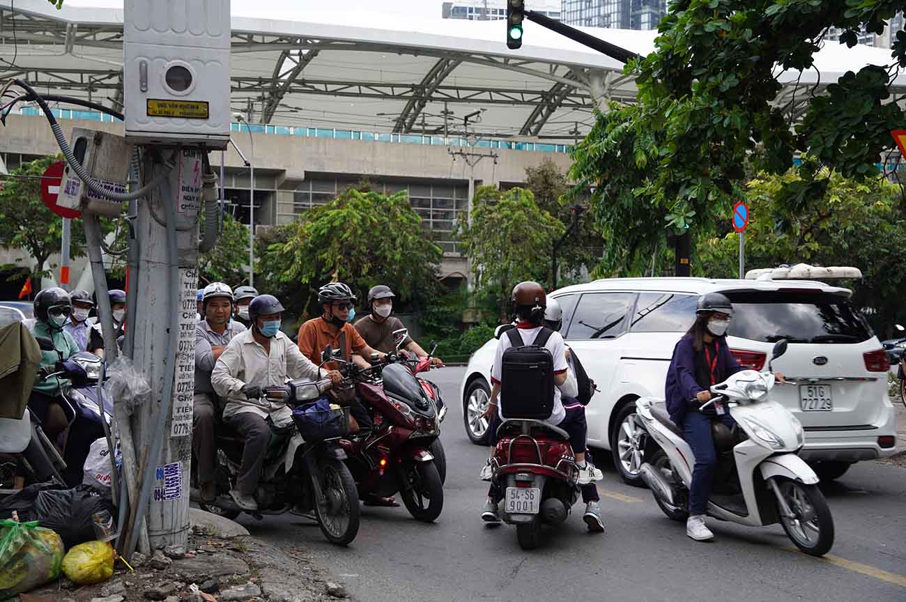 Theo ghi nhận, kẹt xe trên đường Ung Văn Khiêm thường xảy ra tại giao lộ với đường Nguyễn Gia Trí (tên mới của đường D2) và đoạn giao đường Nguyễn Hữu Cảnh (gần khu du lịch Tân Cảng).